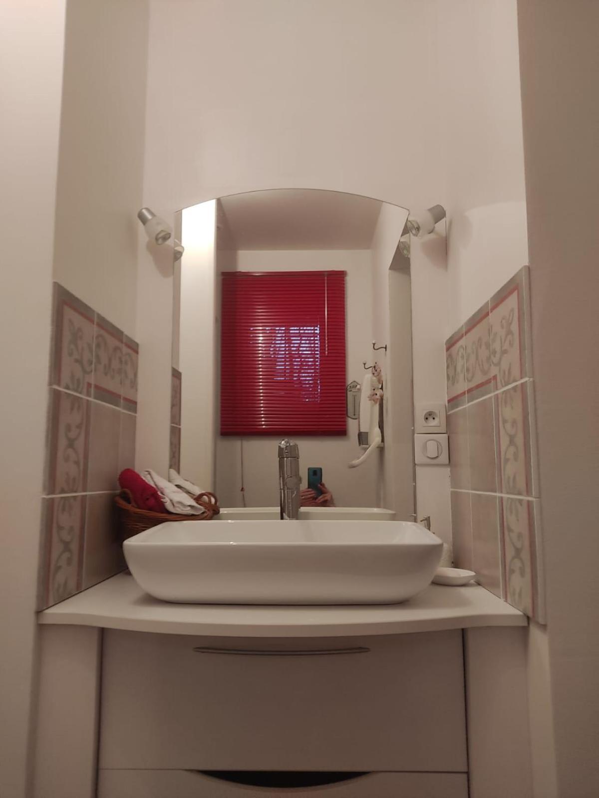 La Frenaie Bed & Breakfast Saint-Cyr-sur-le-Rhone Exterior foto